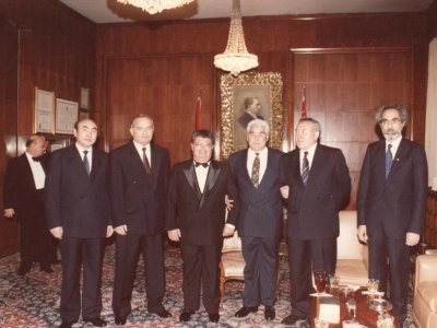 Bir şəklin tarixçəsi: Elçibəy Türk dövlətləri liderlərindən niyə aralı DAYANIB...