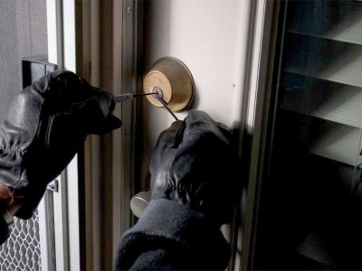 Bakıda evdən 15500 manat oğurlandı