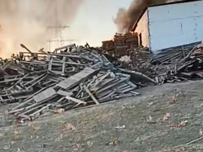 Binəqədidə taxta yığılmış ərazidə yanğın başlayıb - FOTO