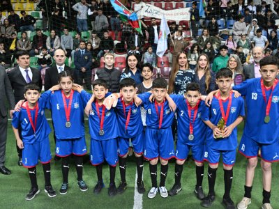 Prezidentin qızları və gəlini minifutbol turnirində - FOTOLAR