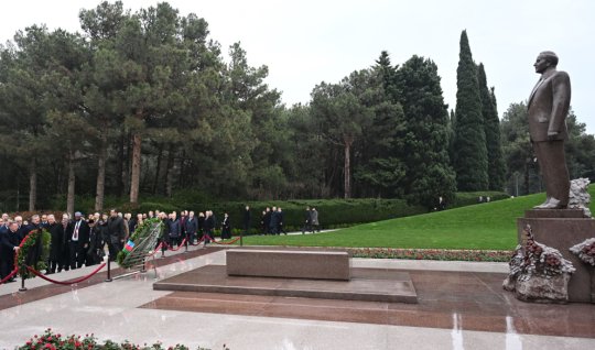 Beynəlxalq Parlament Konfransının iştirakçıları Fəxri xiyaban və Şəhidlər xiyabanını ziyarət ediblər