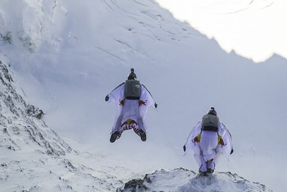 Fransız paraşütçülər bir ilkə imza atdılar - Dağdan tullanıb havada təyyarəyə girdilər - FOTO - VİDEO