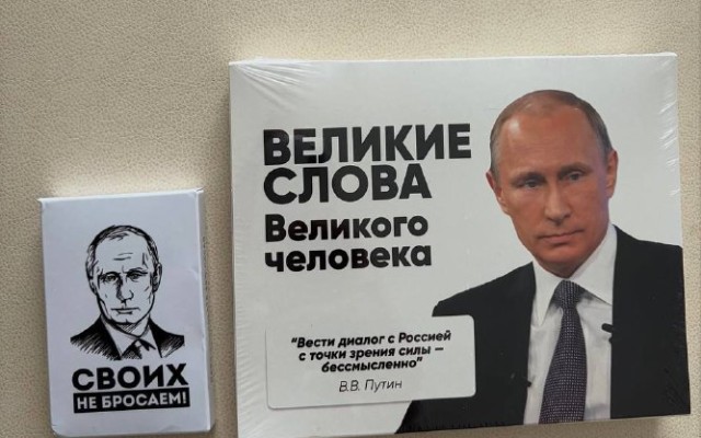 Rus rəsmisi ABŞ-yə Putinin şəkli olan konfetlər apardı