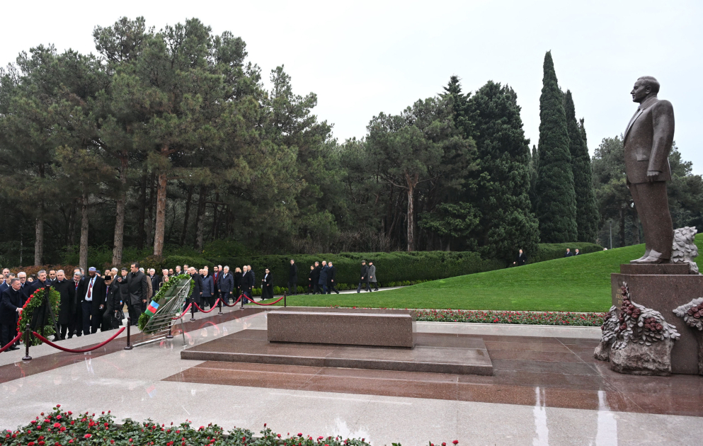 Xarici parlamentarilər Fəxri və Şəhidlər xiyabanlarında