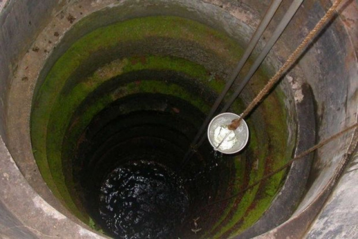 Bir yaşlı körpə su quyusuna düşərək ÖLÜB