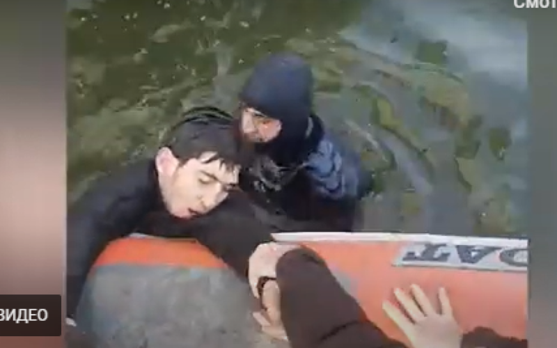 Bulvarda dənizdə batma təhlükəsi olan şəxs xilas edildi - VİDEO