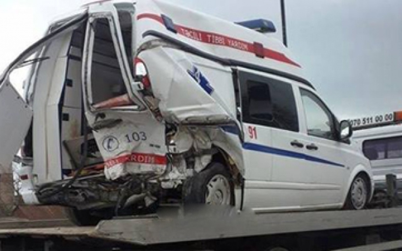 Gəncədə təcili yardım avtomobili qəzaya düşdü