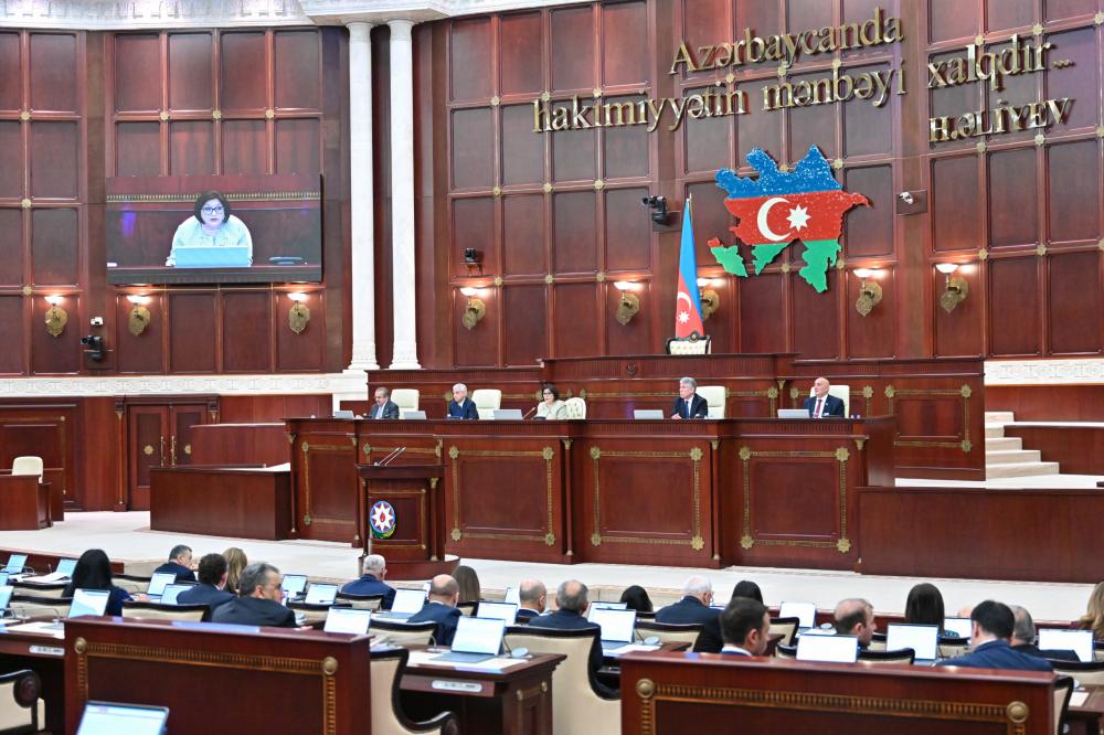 В Милли Меджлисе наложенный на журналистов запрет был отменен