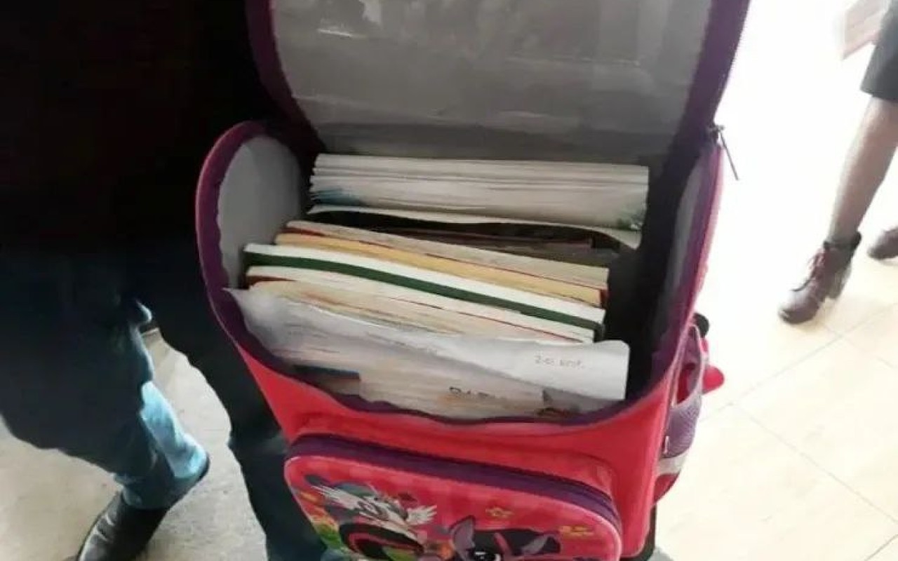 Pulu itən müəllim şagirdin çantasını yoxladı - CƏZALANDIRILDI