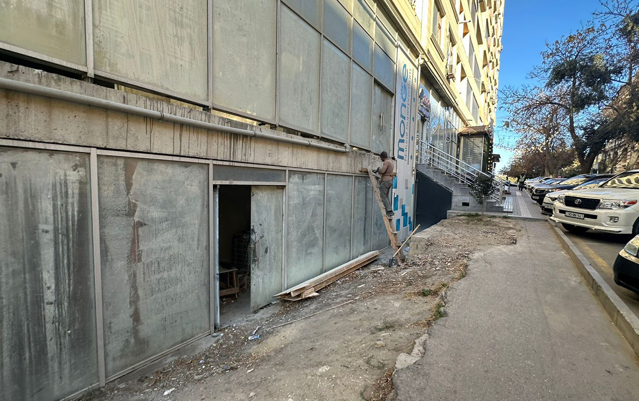 Piyada səkisində quraşdırılan pilləkən söküldü - Fotolar