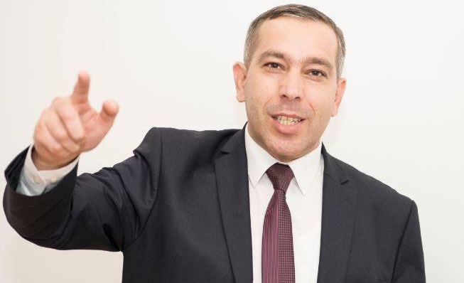 Taleh Şahsuvarlı 6 yaşlı sayta baş redaktor aparıldı - FOTO