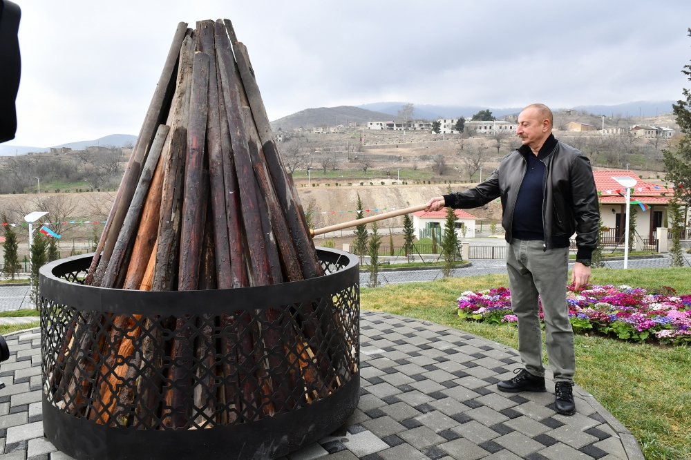 İlham Əliyev Novruz tonqalını alovlandırdı - VİDEO