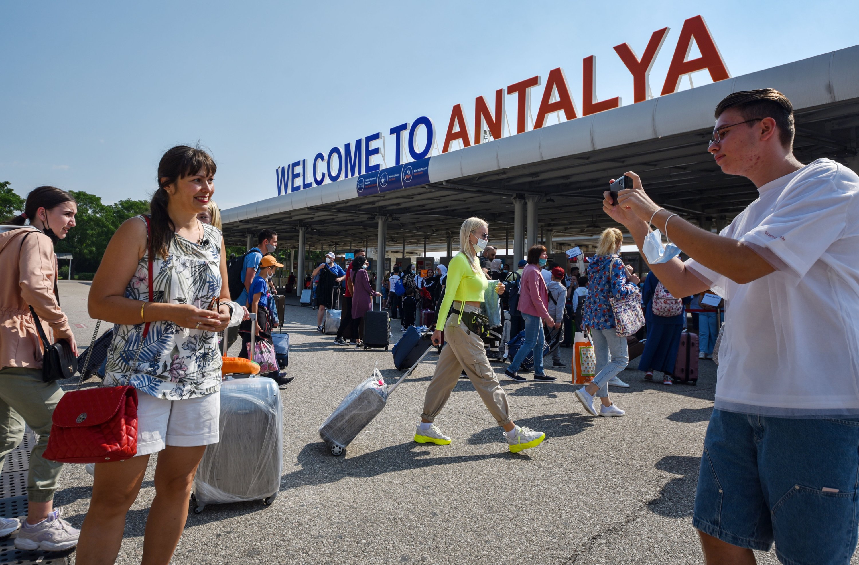 Группа туристов прибыла. Туристы в Турции. Аэропорт в Анталии Турция. Анталия туристы. Красивые фото с туристами в Анталии.