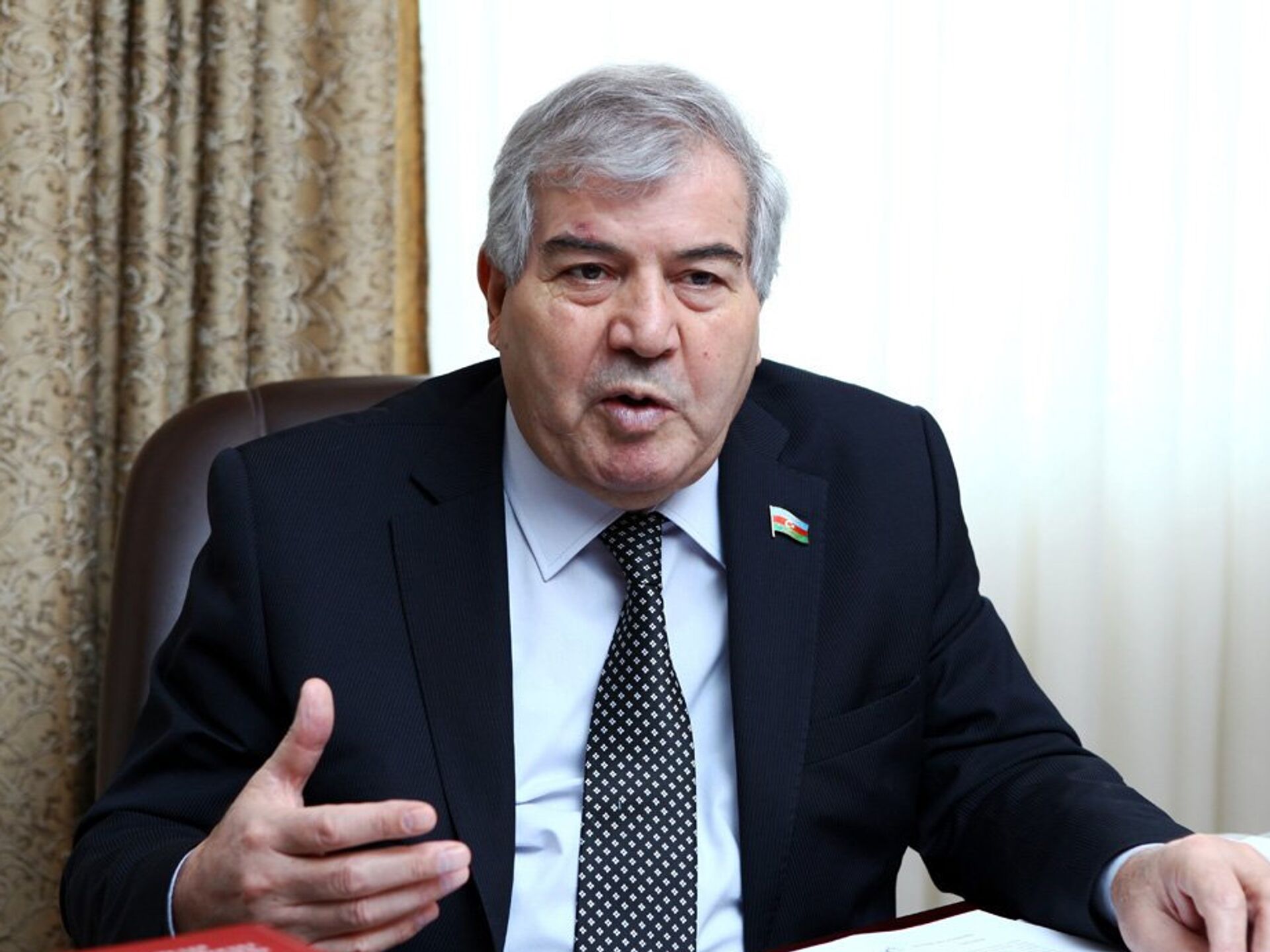 Sabir Rüstəmxanlı məmurlardan ŞİKAYƏTLƏNDİ