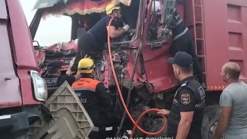 Balaxanıda ağır qəza - Sürücülər sıxılı vəziyyətdə qalıb