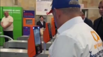 Paşinyan metrodan keçə bilmədi: &ldquo;Bu, tanışlığa görədir?&rdquo; - VİDEO