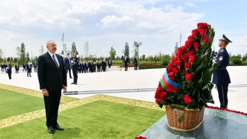 Prezident Daşkənddə Müstəqillik abidəsini ziyarət etdi - GÖRÜNTÜ