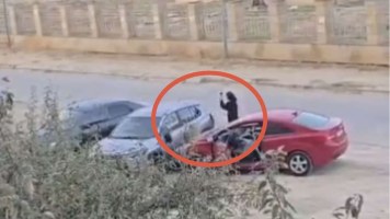 Bakıda ərinin xəyanətini öyrənən qadın maşınını çilik-çilik etdi - VİDEO