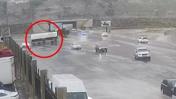 Bakıda avtobusun aşmasının anbaan görüntüləri - VİDEO