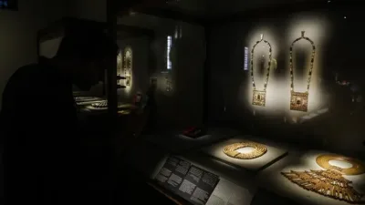 Muzeydən kraliçanın 4 milyonluq boyunbağısı&nbsp; OĞURLANDI