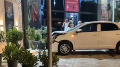 Minik avtomobili şəhid abidəsinə çırpıldı - GÖRÜNTÜ