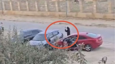 Bakıda ərinin xəyanətini öyrənən qadın maşınını çilik-çilik etdi - VİDEO