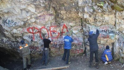 Qədim qayaüstü təsvirlər vandalizmin hədəfində: Rusiyada abidələr necə qorunur