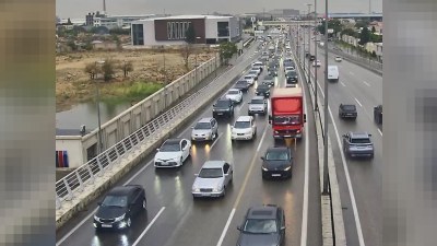 Yağış Bakıda yollarda hərəkəti çətinləşdirdi