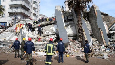 Türkiye'de depremde yıkılan bina için 2 kişiye hüküm giydi