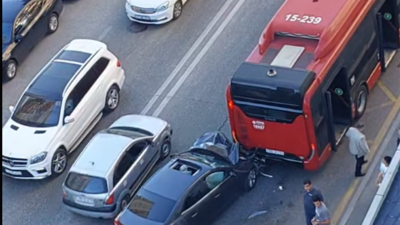 Yasamalda minik maşını avtobusa çırpıldı