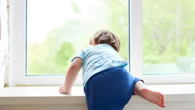 Lənkəranda üçyaşlı uşaq binadan yıxılıb