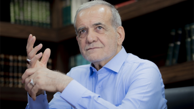 Pezeşkian Azərbaycanın istiqlalı ilə bağlı kitabı öpüb: &ldquo;Mütləq oxuyacağam&rdquo;