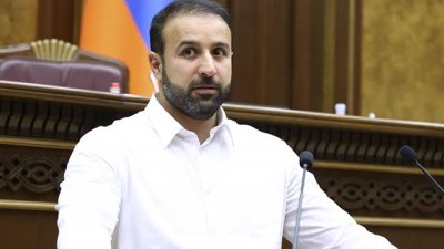 Paşinyanın partiyası keçmiş deputatı sıralarından çıxarır