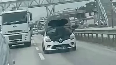 Hərəkətdə olan avtomobili kapotundan yapışaraq təmir etməyə çalışdı - VİDEO