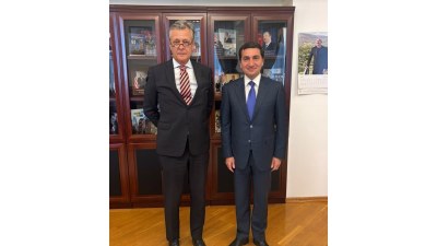 Hikmət Hacıyev səfirlə sülh və təhlükəsizlik məsələləri müzakirə etdi