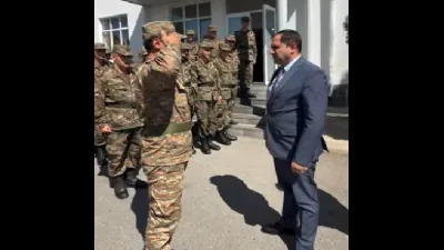 Ermənistanda müdafiə nazirini belə "qarşıladılar" - GÖRÜNTÜ