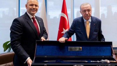 Polşa prezidenti Ərdoğana qılınc bağışladı