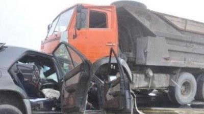 Yük və minik maşını toqquşdu: ölən və yaralananlar var