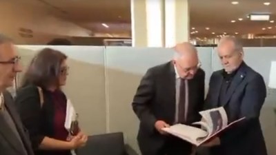 “Amerikanın İran xalqına yardımı” kitabını hədiyyə etdi - VİDEO