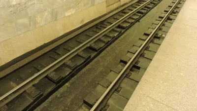 Metroda kişi qatar yoluna tullanıb