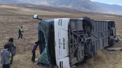 Türkiyədə avtobusla avtomobil toqquşub, 7 nəfər ölüb