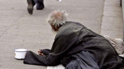 Dilənçinin kartında 63 min dollar olduğu aşkarlandı