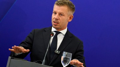 Baş nazir telefon oğurluğuna görə dindirildi