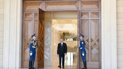 İlham Əliyev Baş naziri qarşıladı