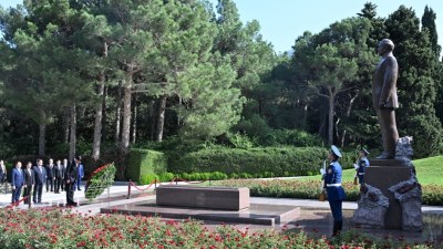 Laos Prezidenti Fəxri xiyabanı ziyarət edib 