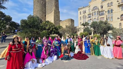 Bakının mərkəzində kəlağayılı xanımlar yürüş keçirdilər