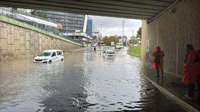 İstanbulda leysan: küçələr və yollar su altında qaldı