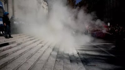 Romada məktəblilər Təhsil Nazirliyinə hücum etdi 