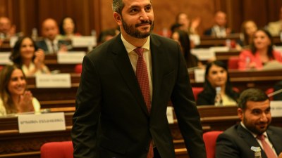 Ermənistanın yeni spikeri Paşinyanın yanına köçdü