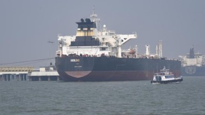 Hörmüz boğazında daha bir tanker minaya düşüb